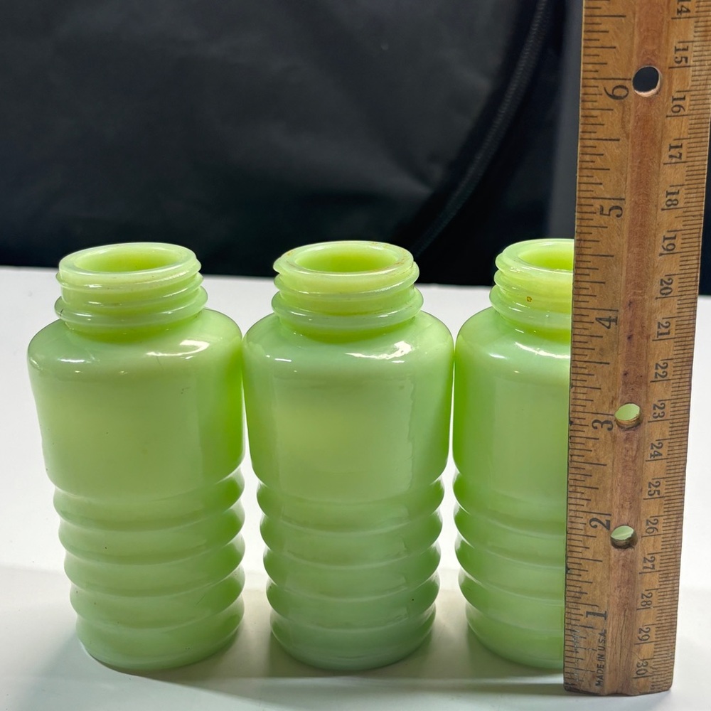 Vintage Jadeite Beehive Ribbed Shakers Uranium glows read - Picture 8 of 11
